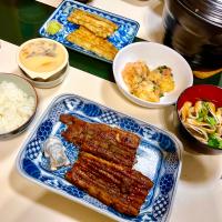 白焼と蒲焼をテイクアウト
スーパーの茶碗蒸し
永谷園にお吸い物に板麩追加
スーパーのお惣菜(すり身魚の練り物)で晩御飯
#永谷園のお吸い物
#スーパーの茶碗蒸し
#スーパーのお惣菜
#うなぎ小さくても高い
#たまには贅沢